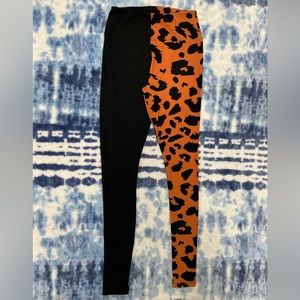 Super cute & unique two toned color block orange animal print leggings size: S